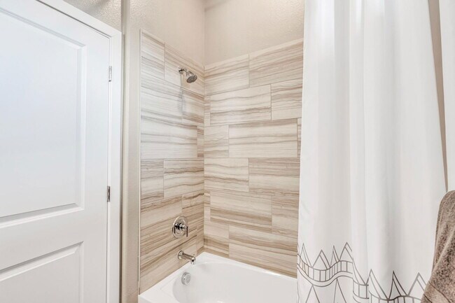 Building Photo - 5553 Lockhart Ln