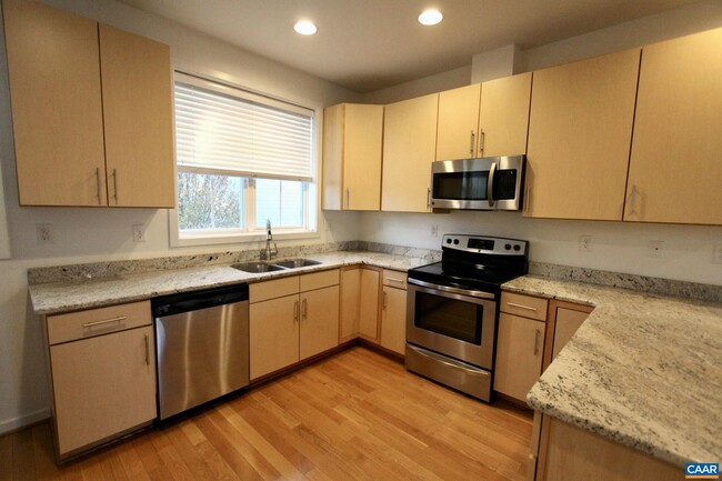 Building Photo - 872 Estes St