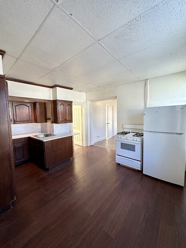 Building Photo - 1038 6th Ave