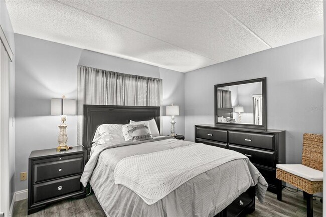 Building Photo - 237 Woodlake Wynde