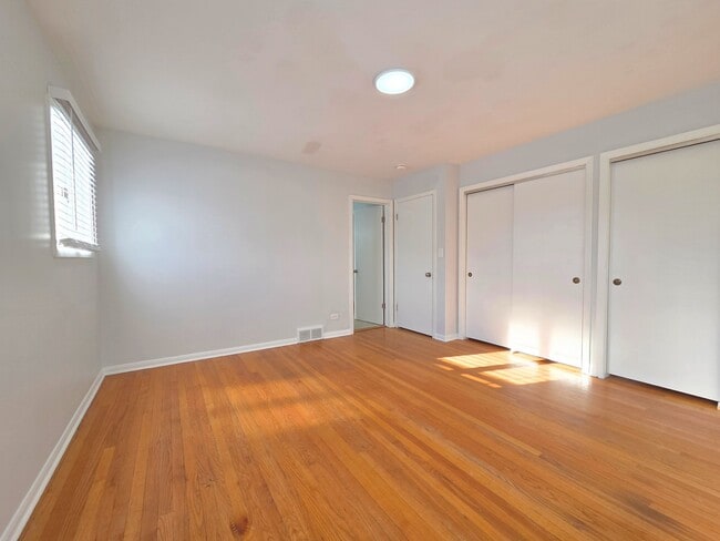 Building Photo - 29 E Lake Shore Dr