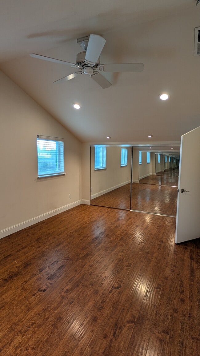 Building Photo - 15119 Grove St