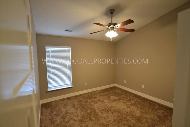 Building Photo - 2 Bedroom, 2 1/2 Bath Townhome in Urbandale with attached 2 car garage