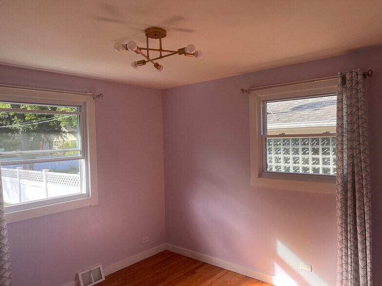 Building Photo - 916 S Evergreen Ave