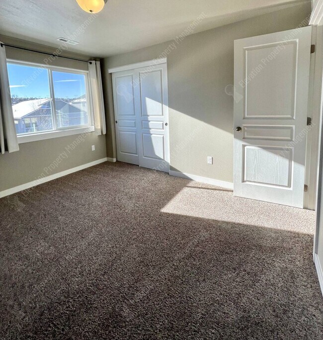 Building Photo - Rare 5 BR home in Southwest Redmond