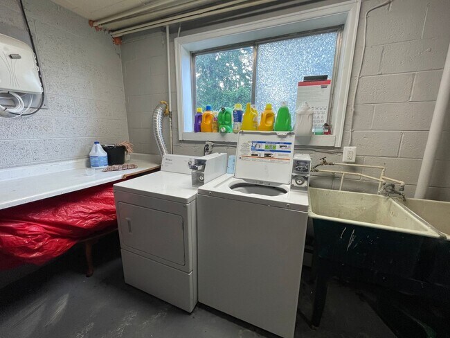 Building Photo - Updated 1 Bedroom in Bellevue with Off Str...