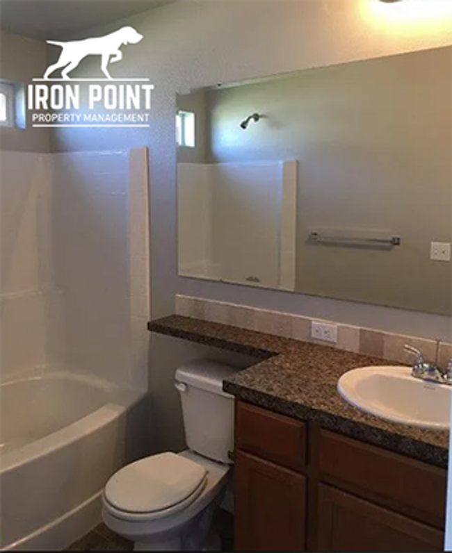 Building Photo - 4bed/2bath in Meridian w/vaulted ceilings,...