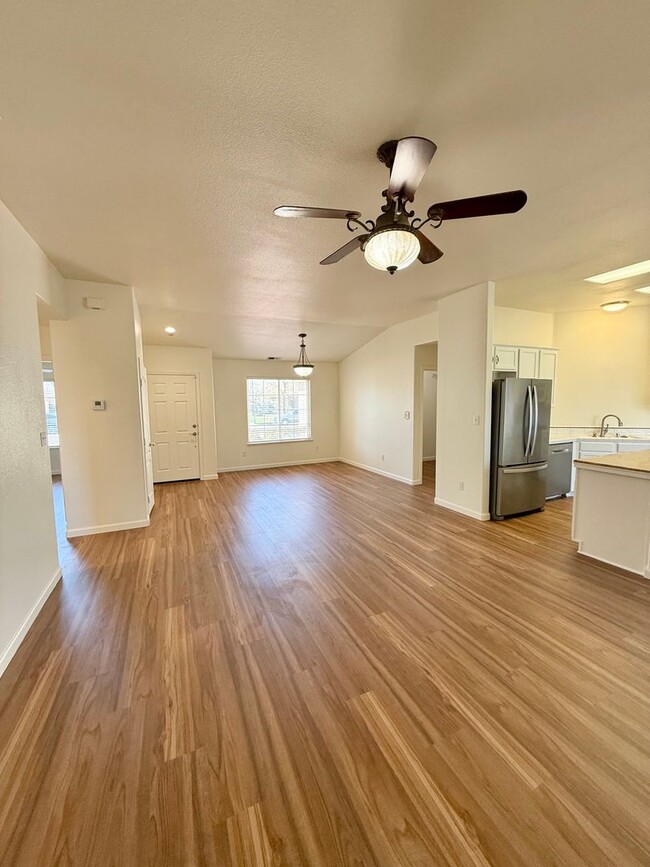 Building Photo - Beautiful 3 Bedroom 2 Bath single family h...