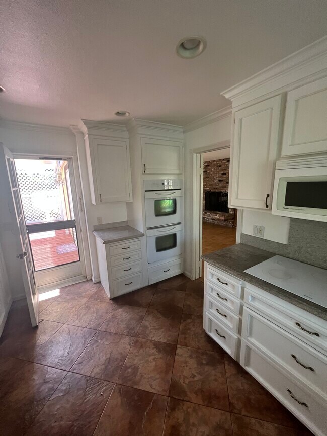 Double oven - 2345 E 16th St