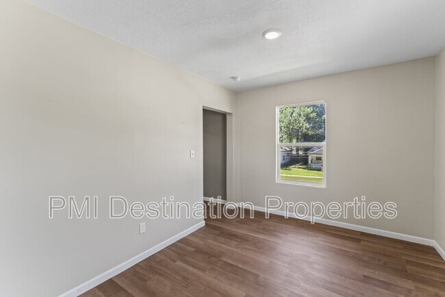 Building Photo - 719 5th St