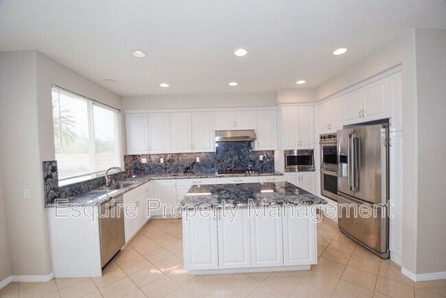 Building Photo - 2895 Diamond Dr