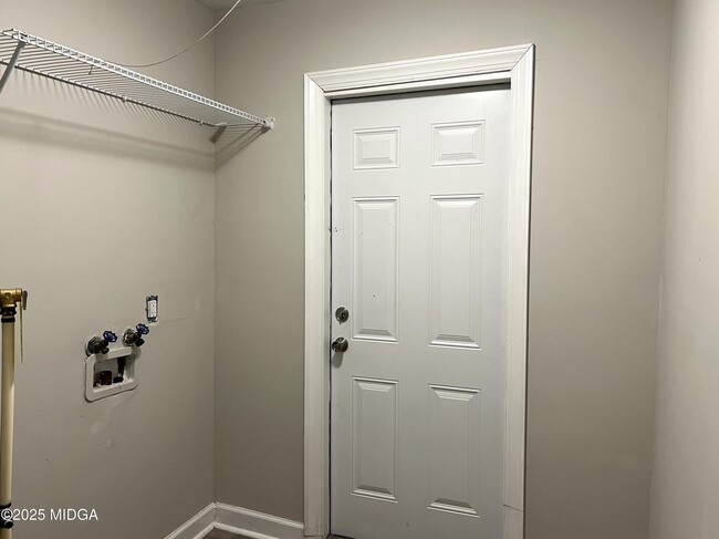 Building Photo - 4075 Meadowbrook Dr