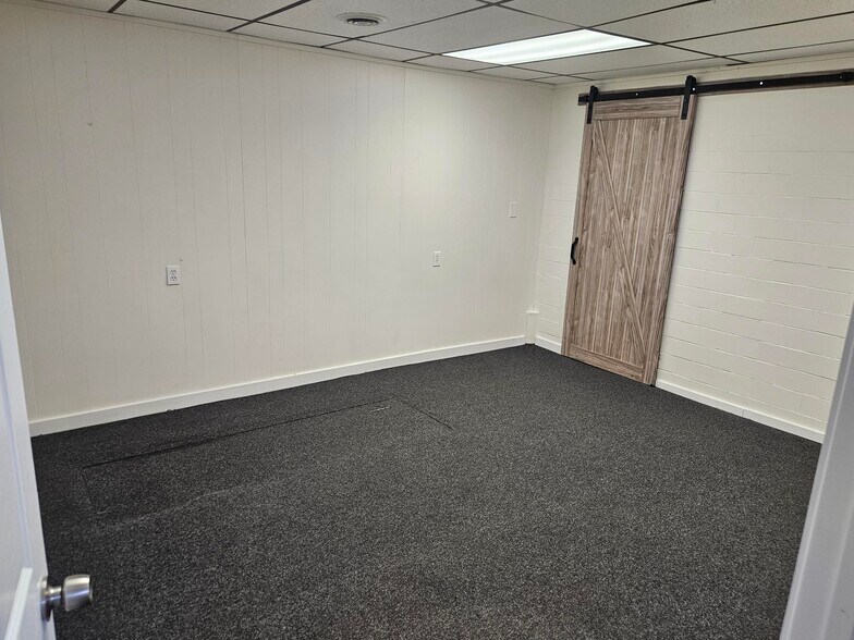 Building Photo - 19 W Water St