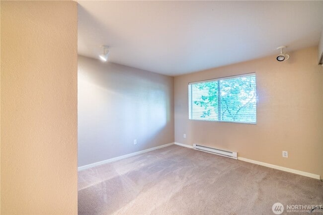 Building Photo - Lake Sammamish View Condo For Lease