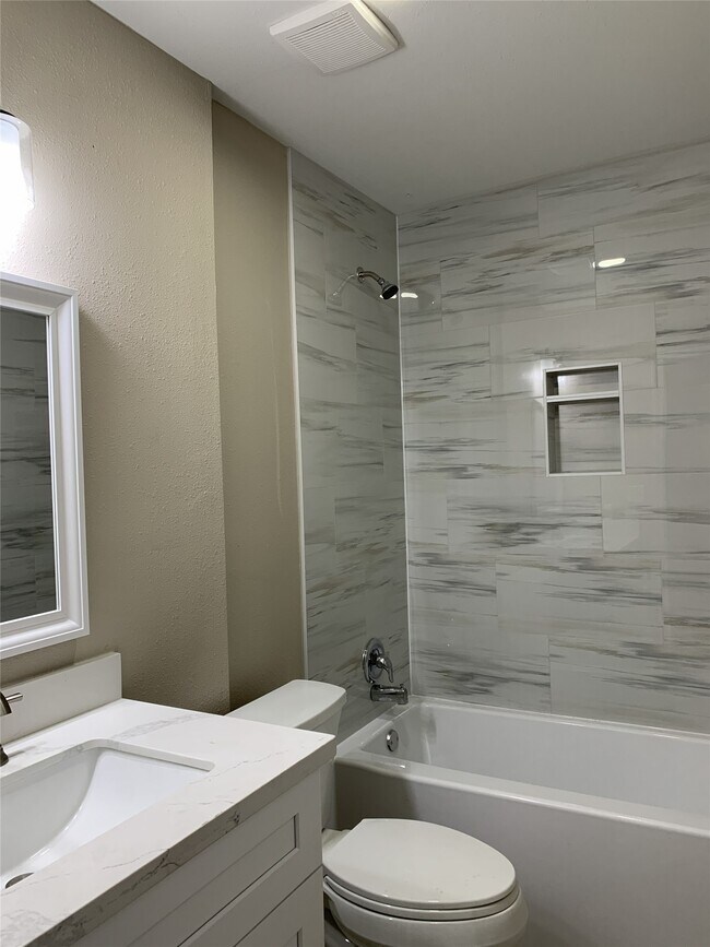 Building Photo - 14002 Rosecrest Dr