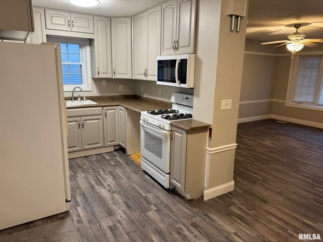 Building Photo - 1868 Kings Dr