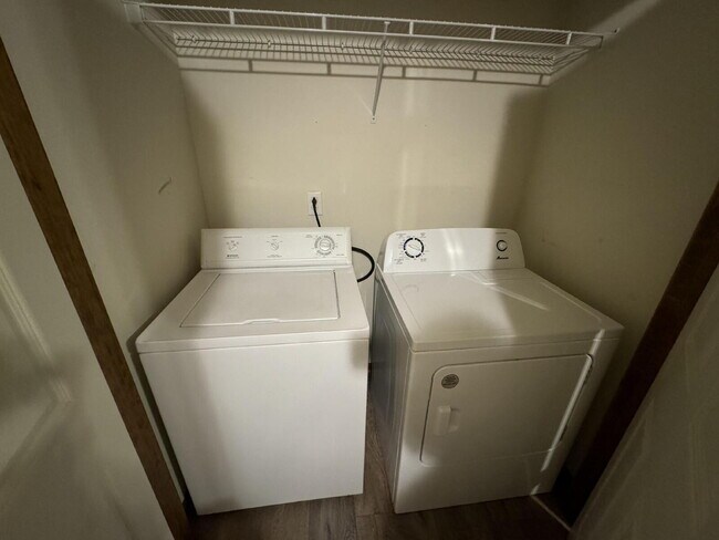 Building Photo - Spacious Single-Occupancy Townhouse Apt | 1.5 Bath + Office Near MSU