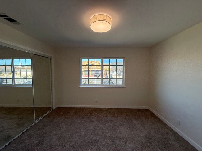 Building Photo - Beautifully Updated Single Story Custom Ho...