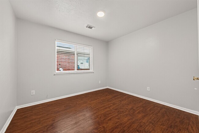 Building Photo - 9323 Eaglewood Shadows Ct