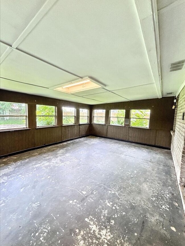 Building Photo - 3-Bedroom, 2-Bathroom Home in Convenient L...
