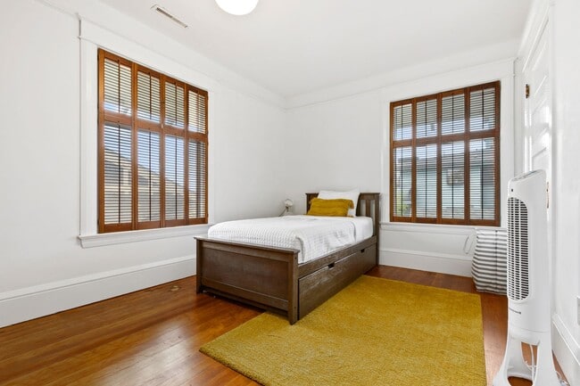 Building Photo - 6bd/3.25ba Seattle House