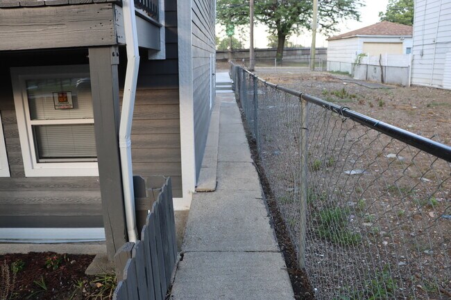 Building Photo - 3331 N Drake Ave