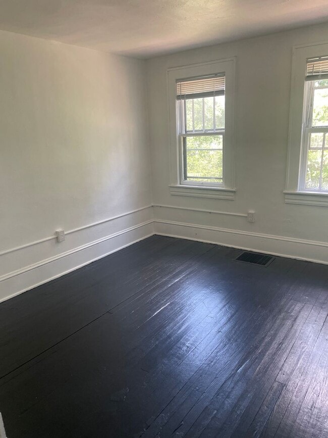Building Photo - 3 bedroom 1 bath house for rent