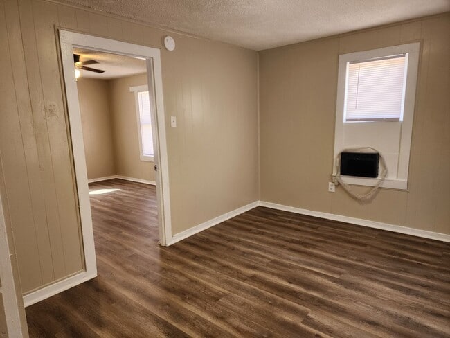 Building Photo - 213 W 9th St