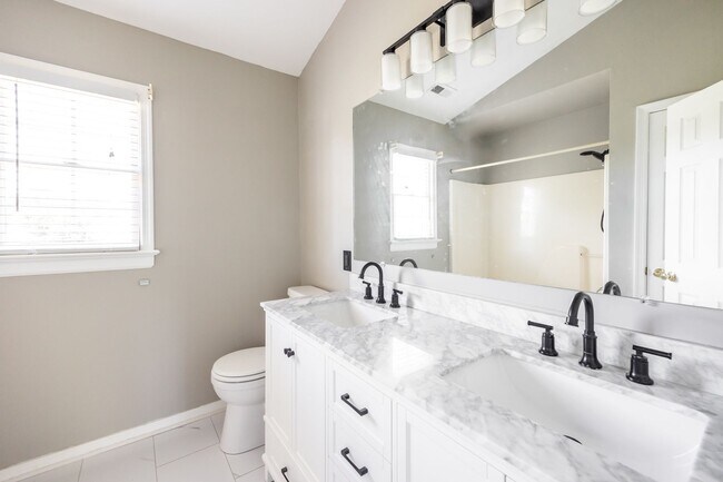 Building Photo - Large 4 Bedroom, 2.5 Bathroom Home in Mech...