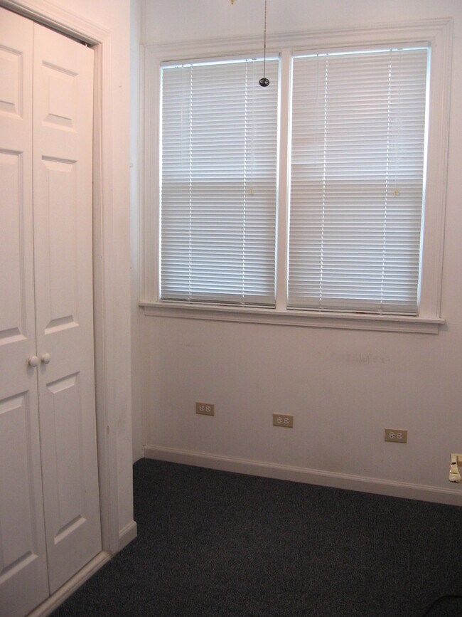 Building Photo - 3916 N Kildare Ave