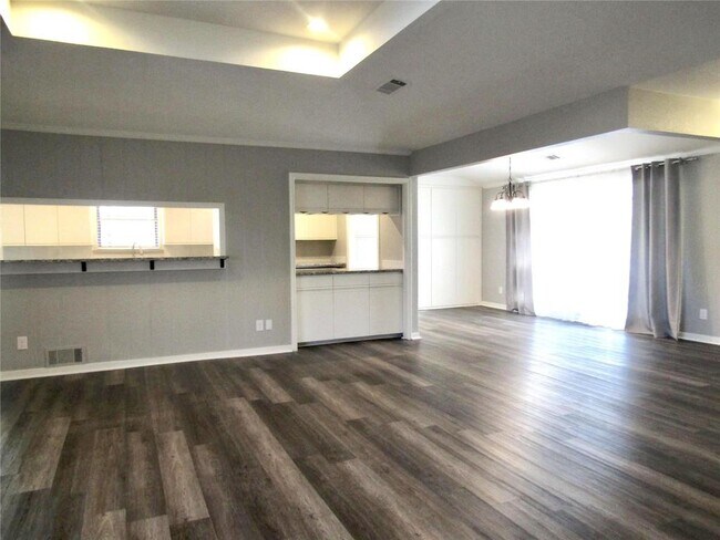 Building Photo - 2913 Ridgedale Dr