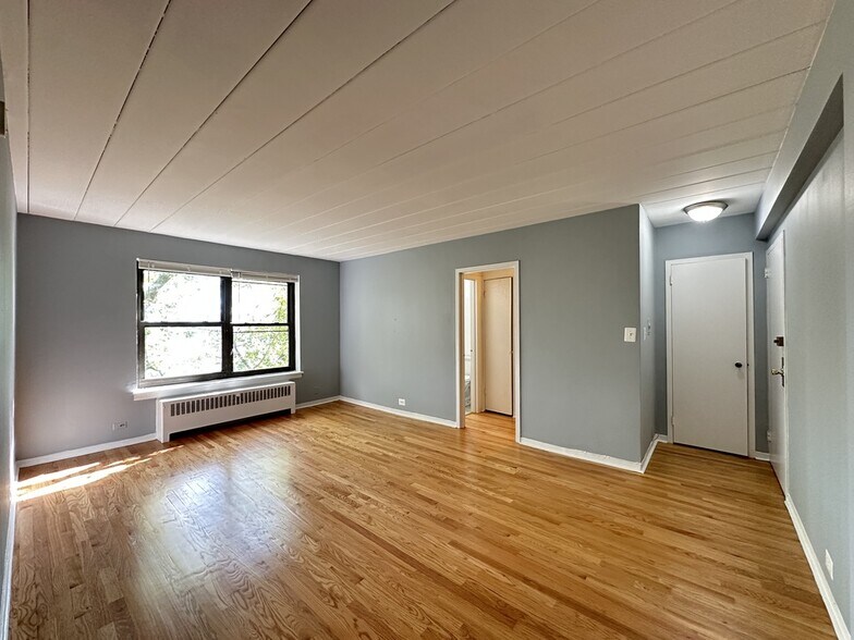 Building Photo - 1360 W Touhy Ave