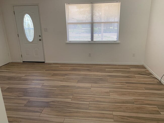 Building Photo - 806 Boulevard De L'Orleans