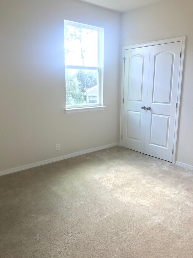 Building Photo - 5 Bedroom 4 Bathroom Family Home at Windst...