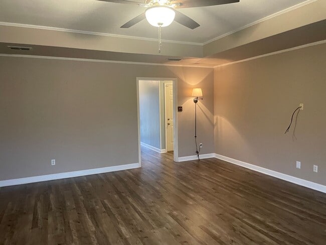 Building Photo - 3/2/2 WHITE OAK ISD - extra parking and st...