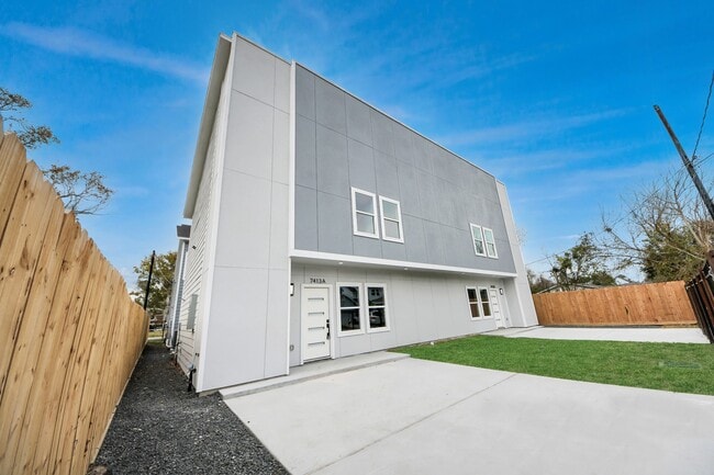 Building Photo - 7413 N Star St