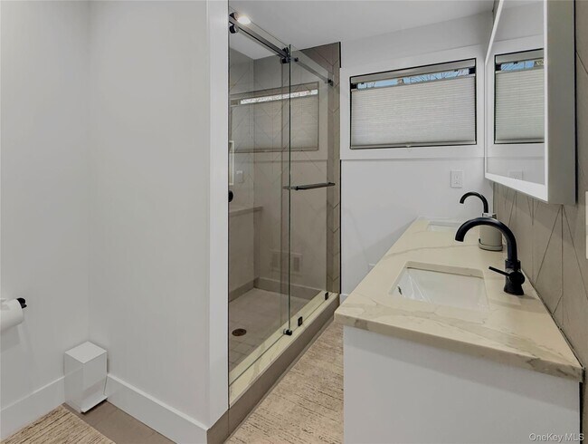 Building Photo - 12 Hudson River Ln