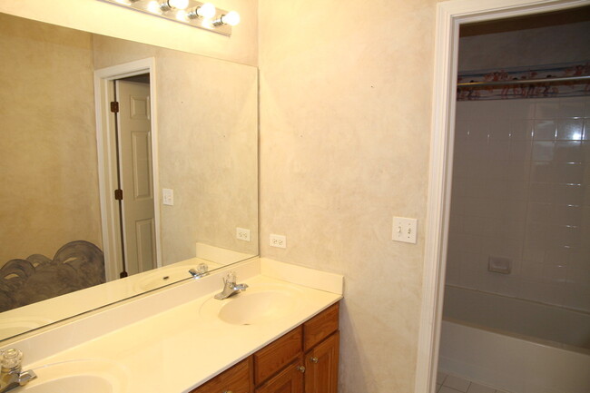 Building Photo - 2723 Whitehall Ln