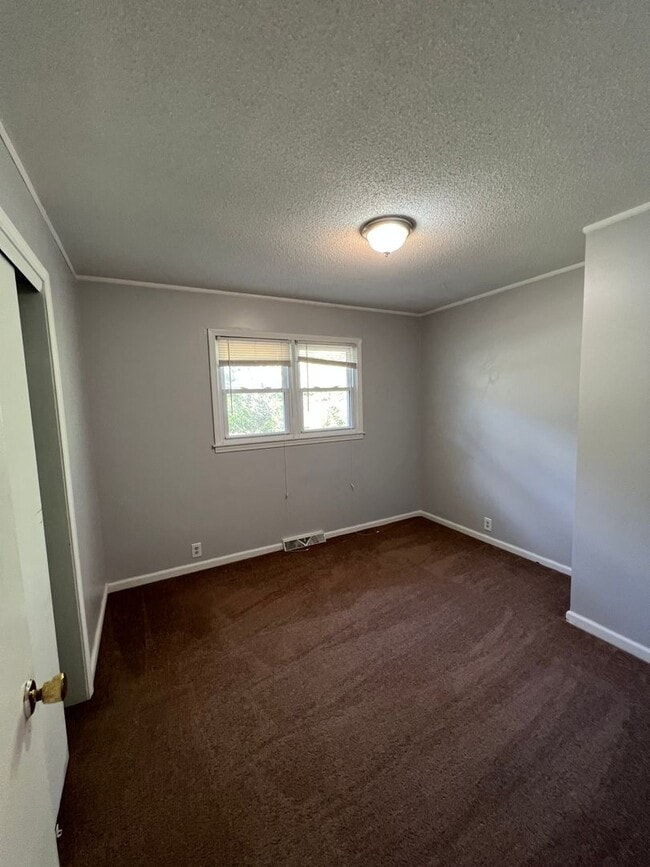 Building Photo - 4 Bed 3 Bath Large lot by Milford lake. Al...