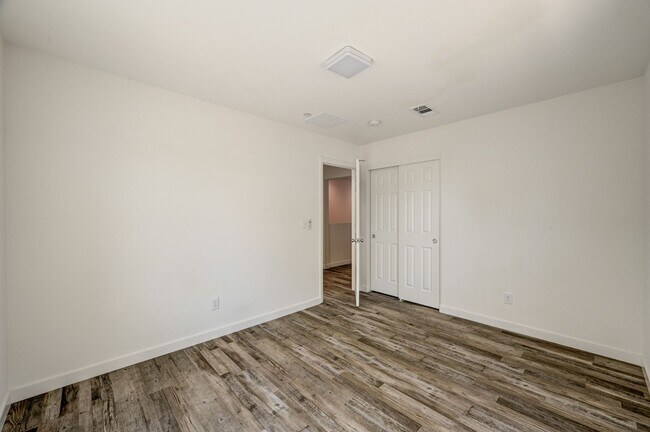 Building Photo - Exquisite Townhome - Life of luxury