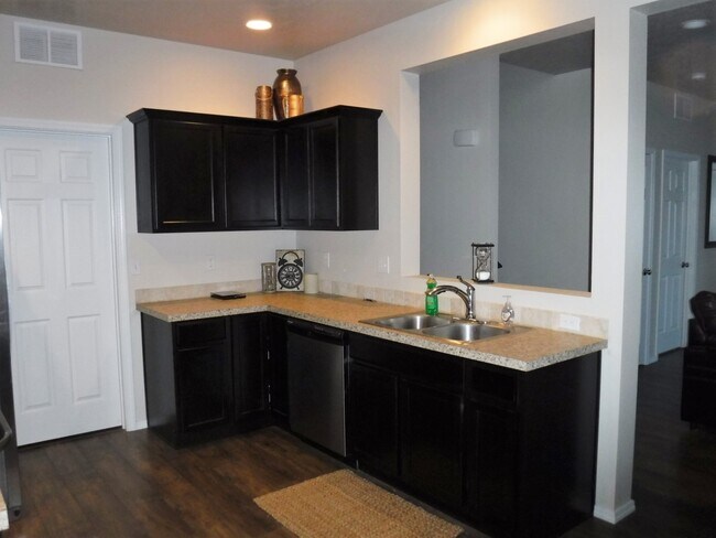 Building Photo - 4 bed 2.5 bath home just off Pine Ave and N Black Cat Rd.