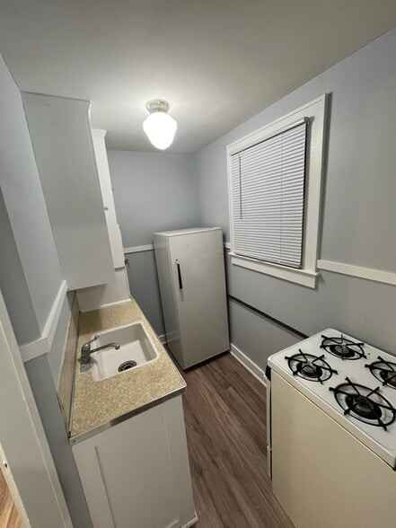 Building Photo - 318 W 2nd St