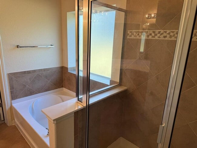 Building Photo - 4387 Green Tree Dr