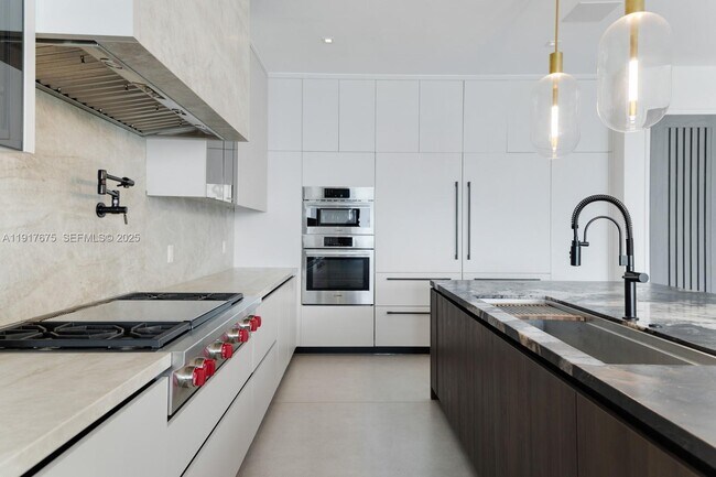 Building Photo - 1379 N Venetian Way