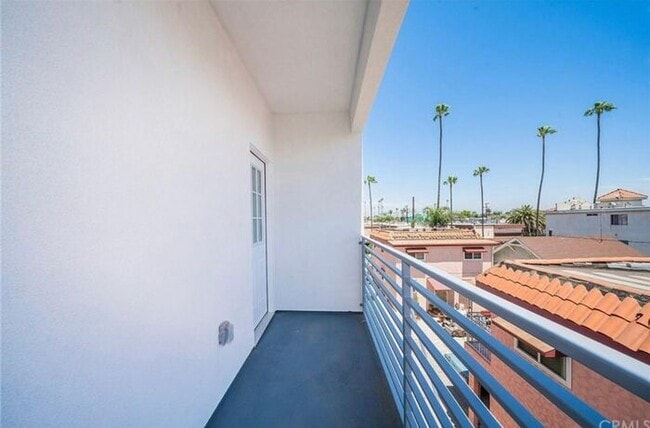 Building Photo - Beautiful 4 bed 4 bath unit in Gardena 90247!