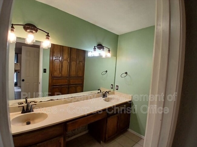 Building Photo - 4033 Sandy Hollow Creek Dr