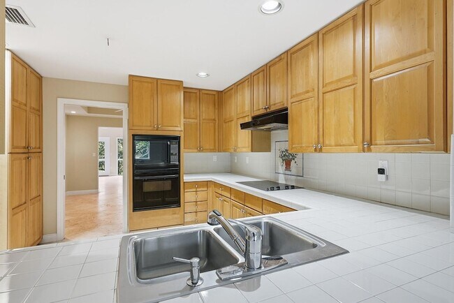 Building Photo - 6204 Paradise Point Dr