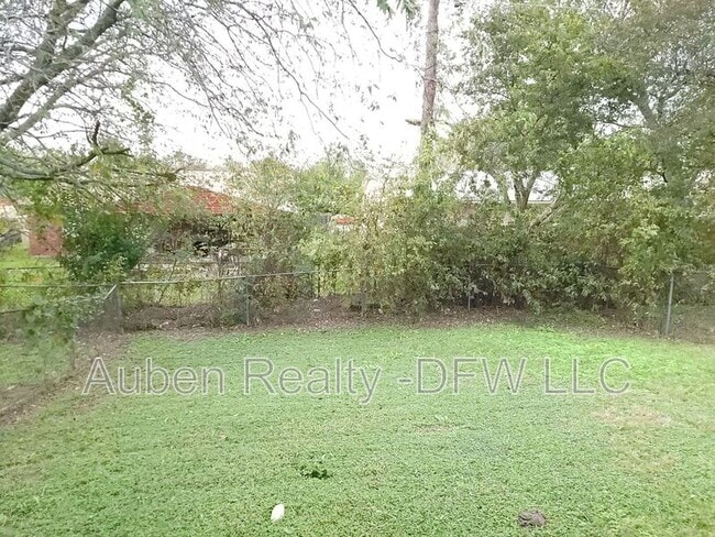 Building Photo - 1106 Suburban Dr