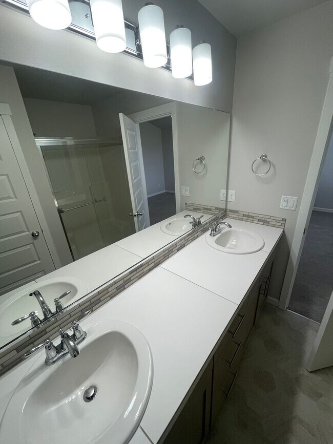 Building Photo - ** MOVE IN SPECIAL!** Must See in NE Albany!