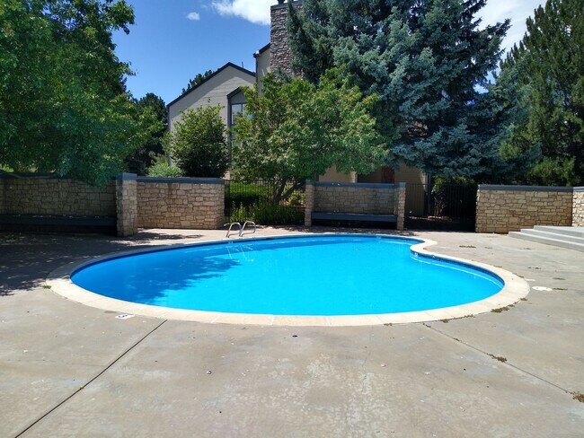 Building Photo - 1 Bedroom 1 Bathroom Beautifully Updated - New Paint & Carpet - Washer/Dryer In Unit